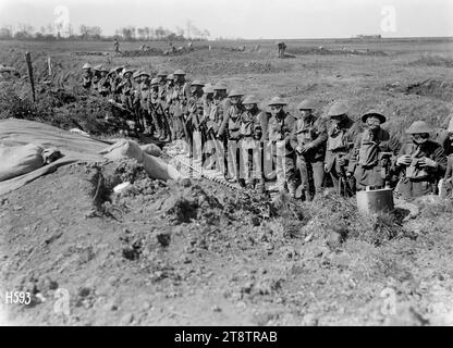 Gasmasken-Inspektion eines Wellington, Neuseeland-Regiments, Frankreich, Eine Reihe von Soldaten (von einem Wellington, Neuseeland-Regiment), die Gasmasken tragen, wartet in der Nähe von Colincamps auf die Inspektion, wo während des Ersten Weltkrieges neuseeländische Unterstützungslinien eingerichtet wurden Foto vom 15. April 1918 Armytage Sanders Stockfoto