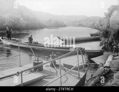 Eine Landung auf dem Whanganui River bei Taumarunui, Blick auf eine Landung auf dem Whanganui River bei Taumarunui, mit zwei motorisierten Kanus entlang der Anlegestelle zwischen 1900 und 1930 Stockfoto