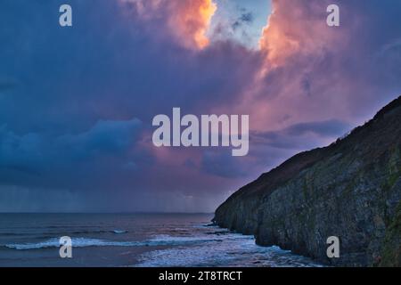 Herrlicher Sonnenuntergang vom Ragwen Point. Die Sonne sickert durch einen starken Sturm. Dieses Foto wurde im November 2023 aufgenommen Stockfoto