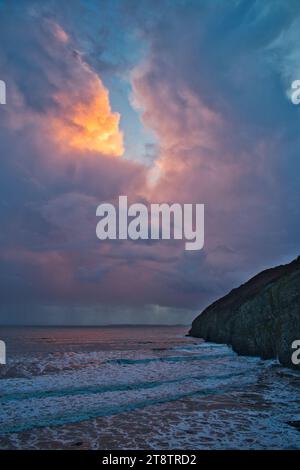 Herrlicher Sonnenuntergang vom Ragwen Point. Die Sonne sickert durch einen starken Sturm. Dieses Foto wurde im November 2023 aufgenommen Stockfoto