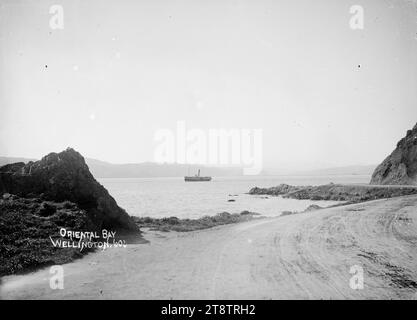 Oriental Bay, Wellington, Neuseeland, Blick auf den Lambton Harbour von der Oriental Parade mit Blick nach Norden in Richtung Petone in der Ferne. Die "Gräfin" segelt in Richtung Kai. Foto zwischen 1910 und 1930 Stockfoto