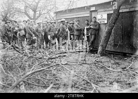 Neuseeländische Soldaten in den Gräben vor den Divisional Baths, Frankreich, neuseeländische Soldaten in den Gräben der Somme warten in den Divisional Baths in Bertrancourt, Frankreich. Foto vom 5. Mai 1918 Stockfoto