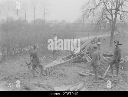 Eine Haubitze in Aktion an der Front, Bus-les-Artois, Frankreich, Eine schwere Haubitze mit einer Geschützcrew, die die neuseeländischen Truppen an der Front in Bus-les-Artois auf der Somme unterstützt. Foto aufgenommen am 6. April 1918 Stockfoto