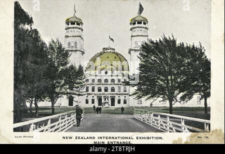 Postkarte. Neuseeland Internationale Ausstellung. Nr. 10, Haupteingang. Alva Studio 1906 zeigt einen Blick von einer Brücke mit weißen Holzgeländern auf das Hauptgebäude der Chistchurch International Exhibition mit goldenen Kuppeln und Türmen. Die Worte „Haere mai“ sind unter der Kuppel sichtbar Stockfoto