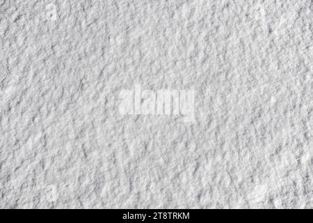 Schneedecke aus nächster Nähe, weißer Schneehintergrund, Blick von der Winterlandschaft. Stockfoto