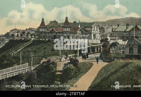 Postkarte. Kelburn Tram Endstation, Wellington, Neuseeland, N.Z. CA 1910, zeigt einen Blick von der Spitze des Botanischen Gartens in Richtung des Cable Car Terminals auf der Spitze der Cable Car Track. Im Zentrum befindet sich die Seilbahn, und die Straßenbahnhaltestelle ist dahinter, ein großes Gebäude mit Veranden und Türmen Stockfoto