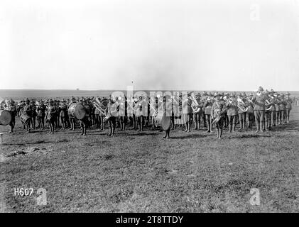 Die geballten Bands einer neuseeländischen Infanterie-Brigade in Frankreich während des Ersten Weltkriegs, Eine allgemeine Ansicht der geballten Bands einer neuseeländischen Infanterie-Brigade, die bei der Pferdeshow der Brigade in Vaucelles, Frankreich, spielte. Foto vom 20. Mai 1918 Stockfoto