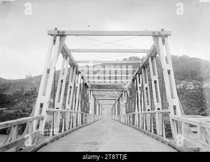 Brücke bei Tuakau, Straßenbrücke über den Waikato River bei Tuakau. Blick über die Brücke auf die dahinter liegende Straße. Fotografiert möglicherweise zwischen 1910 und 1925 Stockfoto