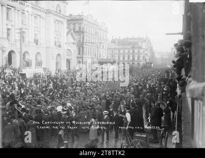 2. Kontingent von Auckland, neuseeländische Territoriale, die zur Front fahren, Ansicht der Soldaten des 2. Kontingents, Auckland, neuseeländische Territoriale, die die Queen Street hinuntermarschieren, in Richtung des Eingangs zum Bahnhof Queen Street, bei ihrer Abfahrt zur Front. Vor dem General Post Office versammelten sich Menschenmengen, um zu beobachten. Zwei Straßenbahnwagen sind in der Menge zu sehen. Aufgenommen am 10. August 1914 Stockfoto