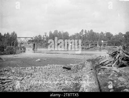 Blick auf die Matapuna Bridge auf der North Island Main Trunk Line, über den Whanganui River bei Taumarunui, Blick auf die Matapuna Railway Bridge über den Whanganui River bei Taumarunui, in der Northe Island Main Trunk Line Stockfoto