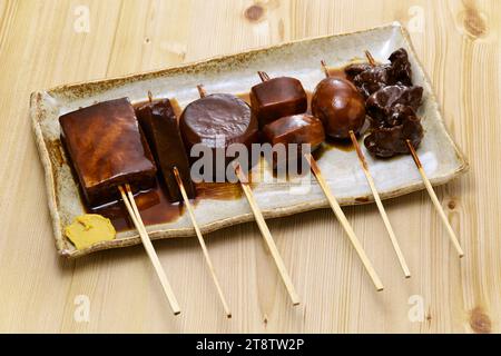 Nagoya-Spezialität, Miso-Eintopf Oden. Oden ist ein traditionelles japanisches Gericht, das aus verschiedenen Zutaten zubereitet wird. Stockfoto