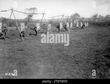 Während des Ersten Weltkriegs trainierten Soldaten der New Zealand Rifle Brigade (3. Battalion New Zealand Rifle Brigade) auf einem Trainingsplatz in Henneveux (Frankreich). Foto vom 31. Oktober 1917 Stockfoto