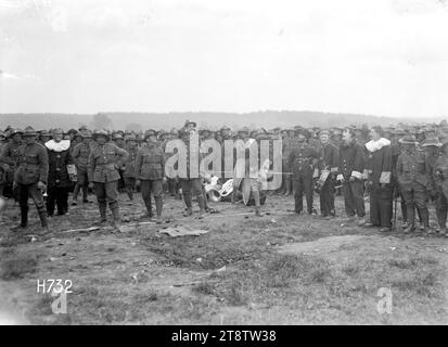 Bombenwerfen auf die New Zealand Division Sports, Authie, Eine Kandidatin in schickem Kleid wirft eine Rakete im Bombenwerfen-Wettbewerb auf die New Zealand Division Sports in Authie, Frankreich. Andere Soldaten sind als Clowns gekleidet. Fotografiert Am 27. Juli 1918 Stockfoto