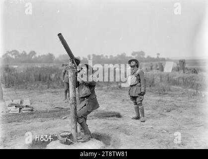 Soldaten in der Flugabwehrwache des neuseeländischen Pioneer Maori Bataillons Bayencourt, Frankreich, Mitglieder des neuseeländischen Pioneer Maori Bataillons, die während des Ersten Weltkriegs auf der Flugabwehrstation des Lagers Bayencourt besetzt waren Zeigt einen Soldaten, der eine Flugabwehrkanone in Richtung Himmel zeigt, während zwei andere hinter ihm stehen und nach oben schauen. Fotografiert 1918 Stockfoto