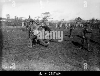 Im Ersten Weltkrieg erhalten Mitglieder der New Zealand Rifle Brigade des 3. Bataillons New Zealand Rifle Brigade auf einem Trainingsplatz in Henneveux, Frankreich, Unterricht im Kampf gegen den Blot-Stick. Foto vom 31. Oktober 1917 Stockfoto