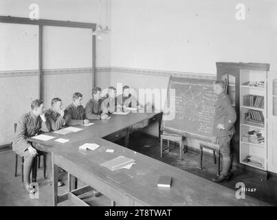 Neuseeländische Soldaten erhalten Unterricht in Mulheim, Deutschland, 1919, zeigt unbekannte neuseeländische Soldaten an einem Tisch. Sie sehen sich eine Tafel mit geometrischen Diagrammen an. Ein Lehrer steht neben der Tafel. Die Männer dienen in Deutschland während der alliierten Besatzung nach dem Ersten Weltkrieg Foto aufgenommen in Mulheim im März 1919 Stockfoto