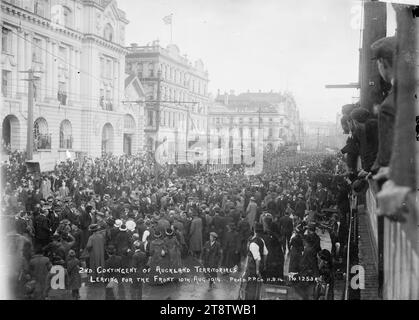 2. Kontingent von Auckland, neuseeländische Territorials, die zur Front aufbrechen, Ansicht der Soldaten des 2. Kontingents, Auckland, neuseeländische Territoriale, die die Queen Street hinuntermarschieren, in Richtung Queen Street Railway Station auf ihrer Abfahrt zur Front. Vor dem General Post Office versammelten sich Menschenmengen, um zu beobachten. Ein Wagen von J J Craig Ltd und zwei Straßenbahnwagen sind unter der Menge zu sehen. Aufgenommen am 10. August 1914 Stockfoto