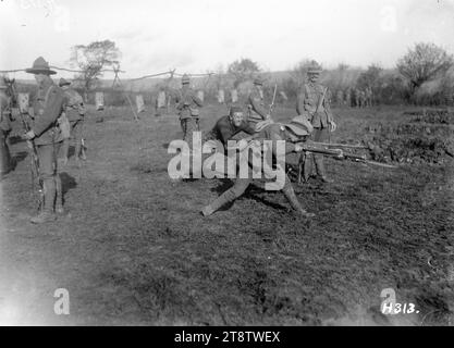 Bajonettübungen für neuseeländische Truppen im Ersten Weltkrieg, ein Ausbilder, der den „Blot Stick“ mit Mitgliedern des 3. Bataillons, neuseeländischer Gewehrbrigade auf einem Trainingsplatz in Henneveux, Frankreich, benutzte. Foto vom 31. Oktober 1917 Stockfoto