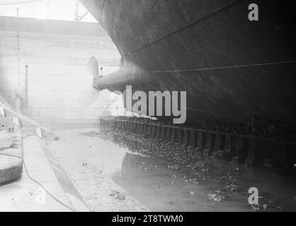 Blick auf den Rumpf eines Schiffes, das auf einen Propeller blickt, auf ein unbekanntes Trockendock, Blick auf den Rumpf eines Schiffes, das auf einen Propeller blickt, in einem Trockendock, P Stockfoto