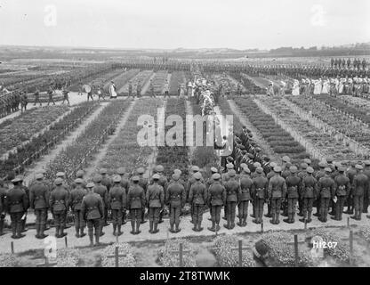 Prozession bei der Gedenkfeier zum vierten Jahrestag des Ersten Weltkriegs, Etaples, Frankreich, Eine allgemeine Ansicht der Prozession bei der großen Gedenkfeier auf einem britischen Militärfriedhof in Etaples, Frankreich, zum Gedenken an den vierten Jahrestag des Ersten Weltkriegs Ein Kontingent von Schwestern nimmt an der Prozession Teil. Soldaten stehen im Vordergrund vor Reihen von Kriegsgräbern. Foto vom 4. August 1918 Stockfoto