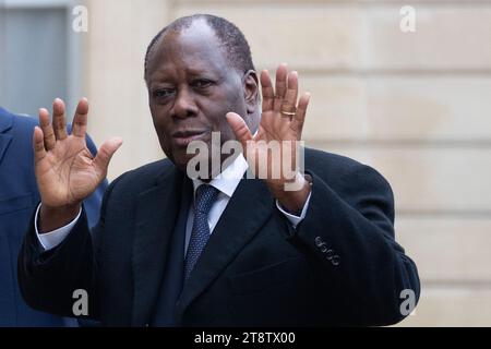 Paris, Frankreich. November 2023. Der Präsident der Elfenbeinküste, Alassane Ouattara, kommt am 21. November 2023 zu einem Arbeitsessen im Elysee Presidential Palace in Paris. Foto: Raphael Lafargue/ABACAPRESS.COM Credit: Abaca Press/Alamy Live News Stockfoto