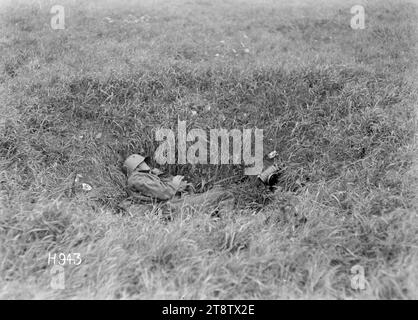 Ein toter deutscher Soldat in einem Panzerloch an der Westfront, 1. Weltkrieg, Ein deutscher Soldat liegt tot in einem Panzerloch während des Angriffs auf Grevillers, Frankreich während des Ersten Weltkriegs Foto vom 24. August 1918 Stockfoto
