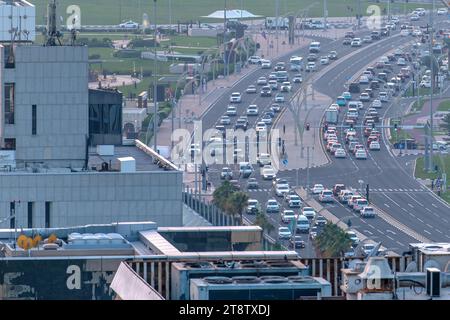 Doha, Katar - 16. November 2023: Corniche Road zum Stadtzentrum von Doha vom Flughafen. Doha Skyline am frühen Morgen Stockfoto