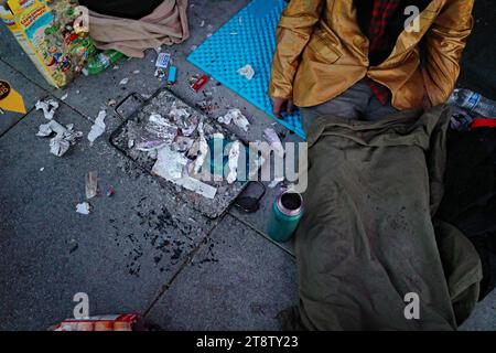 San Francisco, USA. 13. November 2023, San Francisco, Tenderloin District, November 2023 San Francisco ist das Epizentrum der Fentanyl-Krise. Tausende von Obdachlosen lagern auf den Straßen Drogen und Verbrechen sind weit verbreitet. Die meisten verwendeten Drogen sind Fentanyl, Crack und Crystal Meth etwa 10 Menschen pro Woche sterben an Überdosierung (Foto: Teun Voeten/SIPA USA) Credit: SIPA USA/Alamy Live News Stockfoto