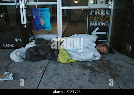 San Francisco, USA. 13. November 2023, San Francisco, Tenderloin District, November 2023 San Francisco ist das Epizentrum der Fentanyl-Krise. Tausende von Obdachlosen lagern auf den Straßen Drogen und Verbrechen sind weit verbreitet. Die meisten verwendeten Drogen sind Fentanyl, Crack und Crystal Meth etwa 10 Menschen pro Woche sterben an Überdosierung (Foto: Teun Voeten/SIPA USA) Credit: SIPA USA/Alamy Live News Stockfoto