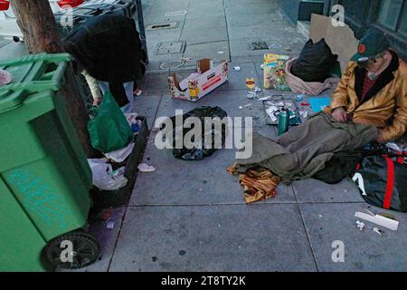 San Francisco, USA. 13. November 2023, San Francisco, Tenderloin District, November 2023 San Francisco ist das Epizentrum der Fentanyl-Krise. Tausende von Obdachlosen lagern auf den Straßen Drogen und Verbrechen sind weit verbreitet. Die meisten verwendeten Drogen sind Fentanyl, Crack und Crystal Meth etwa 10 Menschen pro Woche sterben an Überdosierung (Foto: Teun Voeten/SIPA USA) Credit: SIPA USA/Alamy Live News Stockfoto