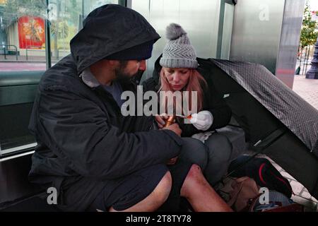 San Francisco, USA. 13. November 2023, San Francisco, Tenderloin District, November 2023 San Francisco ist das Epizentrum der Fentanyl-Krise. Tausende von Obdachlosen lagern auf den Straßen Drogen und Verbrechen sind weit verbreitet. Die meisten verwendeten Drogen sind Fentanyl, Crack und Crystal Meth etwa 10 Menschen pro Woche sterben an Überdosierung (Foto: Teun Voeten/SIPA USA) Credit: SIPA USA/Alamy Live News Stockfoto