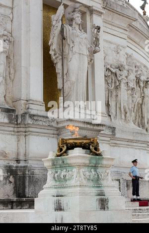 Rom - Nationales Denkmal für Viktor Emmanuel II. Grab des unbekannten Soldaten, unter der Statue der Göttin Roma, mit der ewigen Flamme Stockfoto