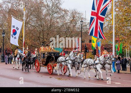 The Mall, London, Großbritannien. November 2023. Seine Majestät König Karl III. Und der Präsident der Republik Korea, seine Exzellenz Yoon Suk Yeol, fahren in einer Kutschenprozession entlang der Mall nach einer feierlichen Begrüßung bei der Horse Guards Parade am ersten vollen Tag des südkoreanischen Staatsbesuchs in Großbritannien. Foto: Amanda Rose/Alamy Live News Stockfoto