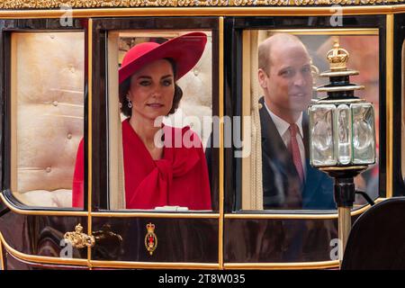 The Mall, London, Großbritannien. November 2023. Ihre Königlichen Hoheiten, der Prinz und die Prinzessin von Wales, fahren in einer Kutschprozession entlang der Mall, nachdem der Präsident der Republik Korea, seine Exzellenz Yoon Suk Yeol, in Begleitung der First Lady, Mrs. Kim Keon Hee, sich dem König und der Königin Ihrer Majestät anschließen. auf der Horse Guards Parade am ersten vollen Tag des Südkoreanischen Staatsbesuchs in Großbritannien. Foto: Amanda Rose/Alamy Live News Stockfoto