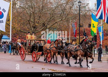 The Mall, London, Großbritannien. November 2023. Ihre Königlichen Hoheiten, der Prinz und die Prinzessin von Wales, fahren zusammen mit dem stellvertretenden südkoreanischen Premierminister Choo Kyung-ho in einer Kutschprozession entlang der Mall, nachdem sie am ersten Tag des Südkoreanischen Staatsbesuchs in Großbritannien offiziell bei der Horse Guards Parade begrüßt wurden. Foto: Amanda Rose/Alamy Live News Stockfoto