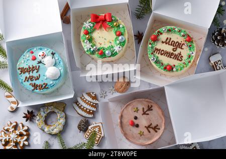 Weihnachtskuchen, festliche Bento-Kuchen, Neujahrsdessert auf hellem Hintergrund Stockfoto