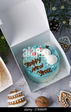 Weihnachtstorte, festlicher Schneemann-Bento-Kuchen, Neujahrsdessert auf hellem Hintergrund Stockfoto