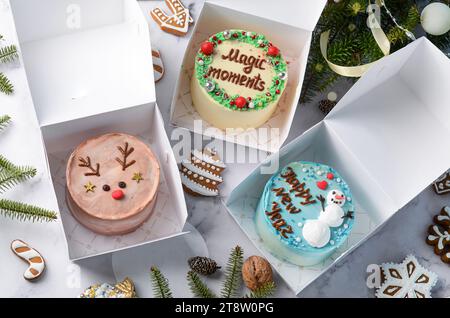 Weihnachtskuchen, festliche Bento-Kuchen, Neujahrsdessert auf hellem Hintergrund Stockfoto