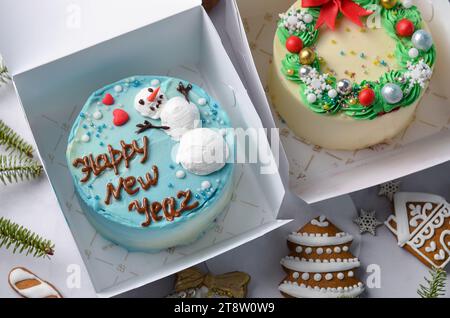 Weihnachtskuchen, festliche Bento-Kuchen, Neujahrsdessert auf hellem Hintergrund Stockfoto