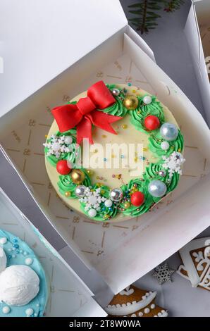 Weihnachtskranzkuchen, festlicher Bento-Kuchen, Neujahrsdessert auf hellem Hintergrund Stockfoto