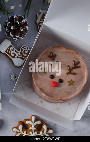 Weihnachtlicher Rentierkuchen, festlicher Bento-Kuchen, Neujahrsdessert auf hellem Hintergrund Stockfoto