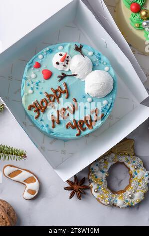 Weihnachtstorte, festlicher Schneemann-Bento-Kuchen, Neujahrsdessert auf hellem Hintergrund Stockfoto