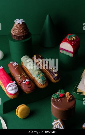 Weihnachtsgebäck, verschiedene festliche Neujahrsdesserts auf dunkelgrünem Hintergrund Stockfoto