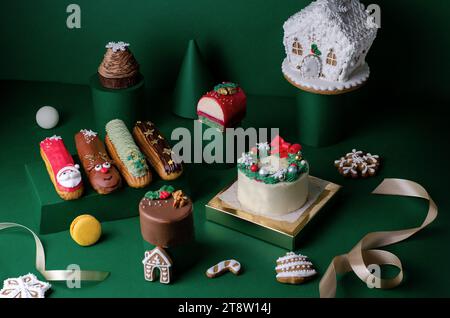 Weihnachtsgebäck, verschiedene festliche Neujahrsdesserts auf dunkelgrünem Hintergrund Stockfoto
