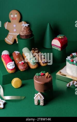 Weihnachtsgebäck, verschiedene festliche Neujahrsdesserts auf dunkelgrünem Hintergrund Stockfoto
