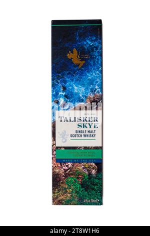 Talisker Skye Single Malt Scotch Whisky in Box isoliert auf weißem Hintergrund - elementare warme Noten grüner Reichtum vom Meer Stockfoto