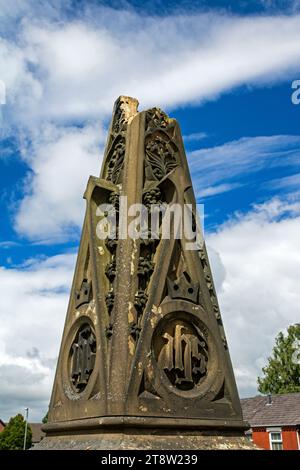 Beschädigter viktorianischer Grabstein an der St. Andrew's Church, Leyland. Stockfoto