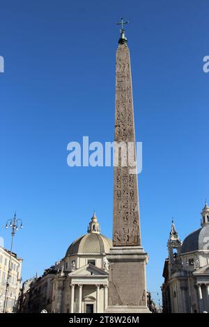 Piazza del Popolo: Ägyptischer Obelisk von Ramesses II ab Heliopolis, historisches Zentrum von Rom, Rom, Italien Stockfoto