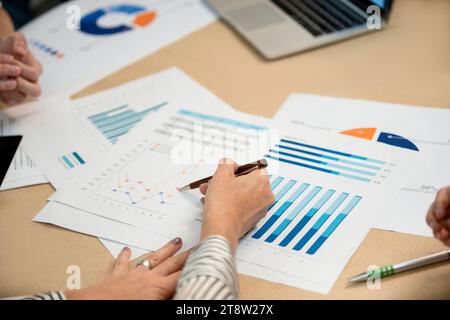 Bildausschnitt von Geschäftsleuten, die mit gedruckten Diagrammen arbeiten Stockfoto