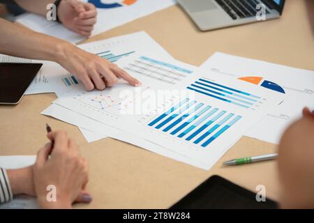 Bildausschnitt von Geschäftsleuten, die mit gedruckten Diagrammen arbeiten Stockfoto